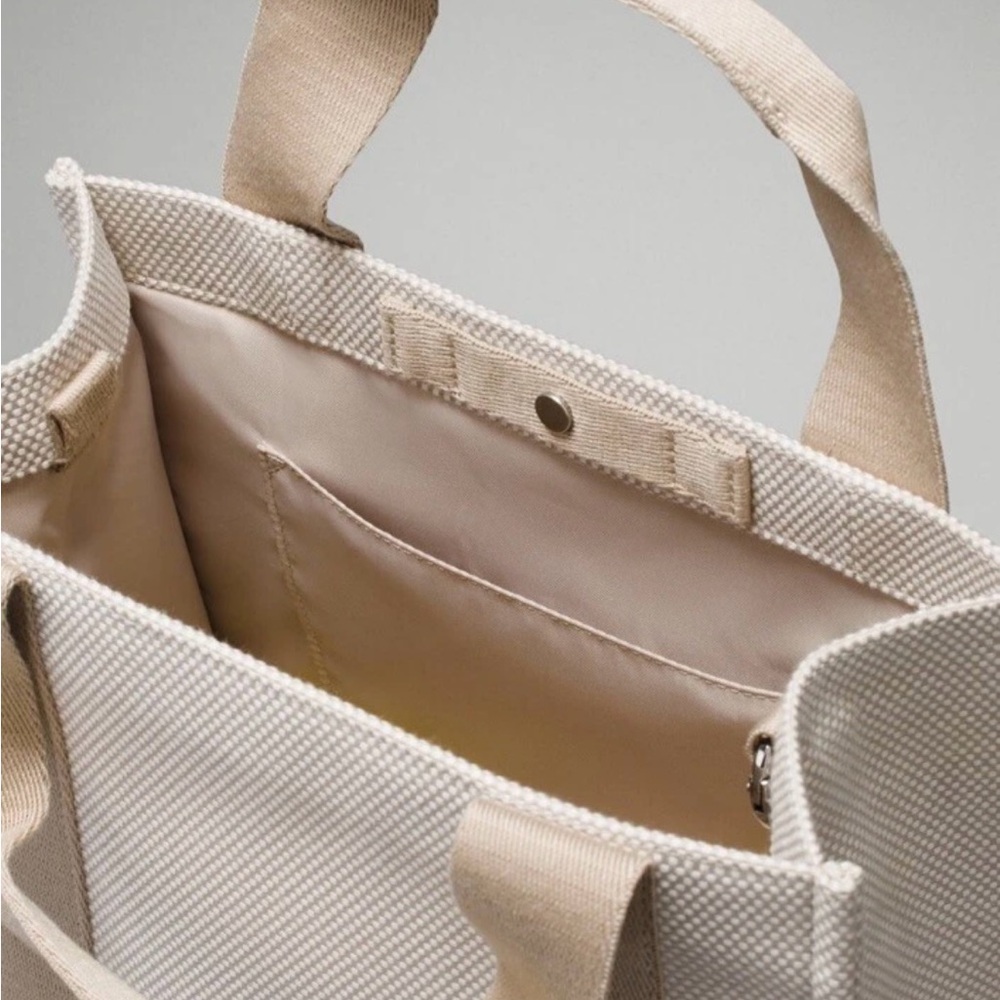 lululemon athletica Women's two tone canvas Bag - Cream & Beige NWT - Picture 4 of 8
